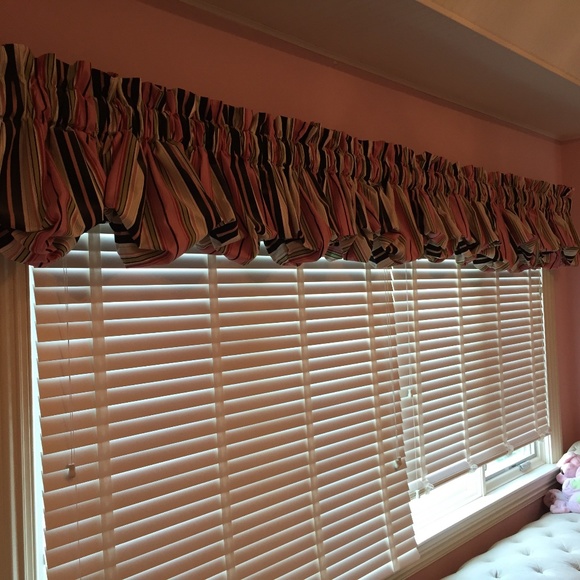 Window Valance - Picture 2 of 3